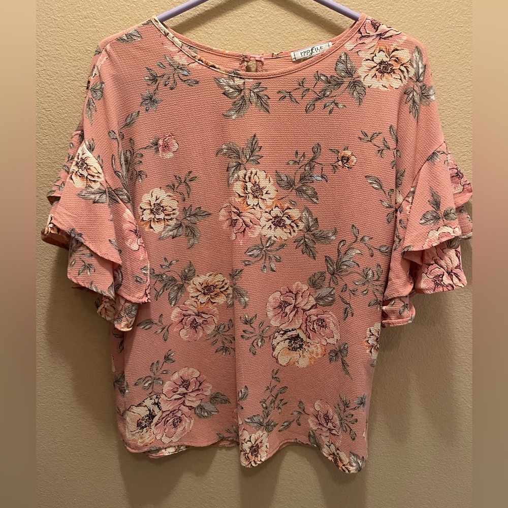 Size M Profile Apparel floral top with ruffle sleeves